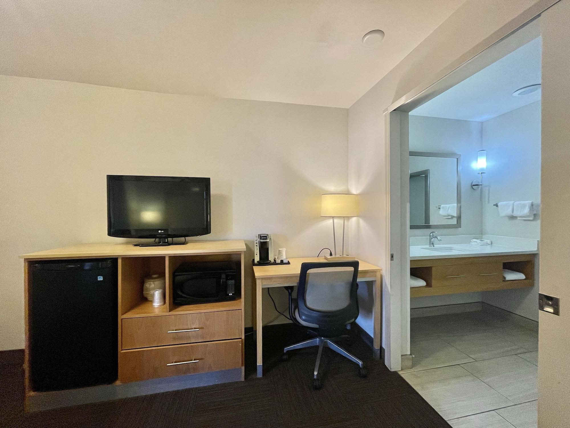 Red Roof Inn Plus & Suites Tampa Ngoại thất bức ảnh