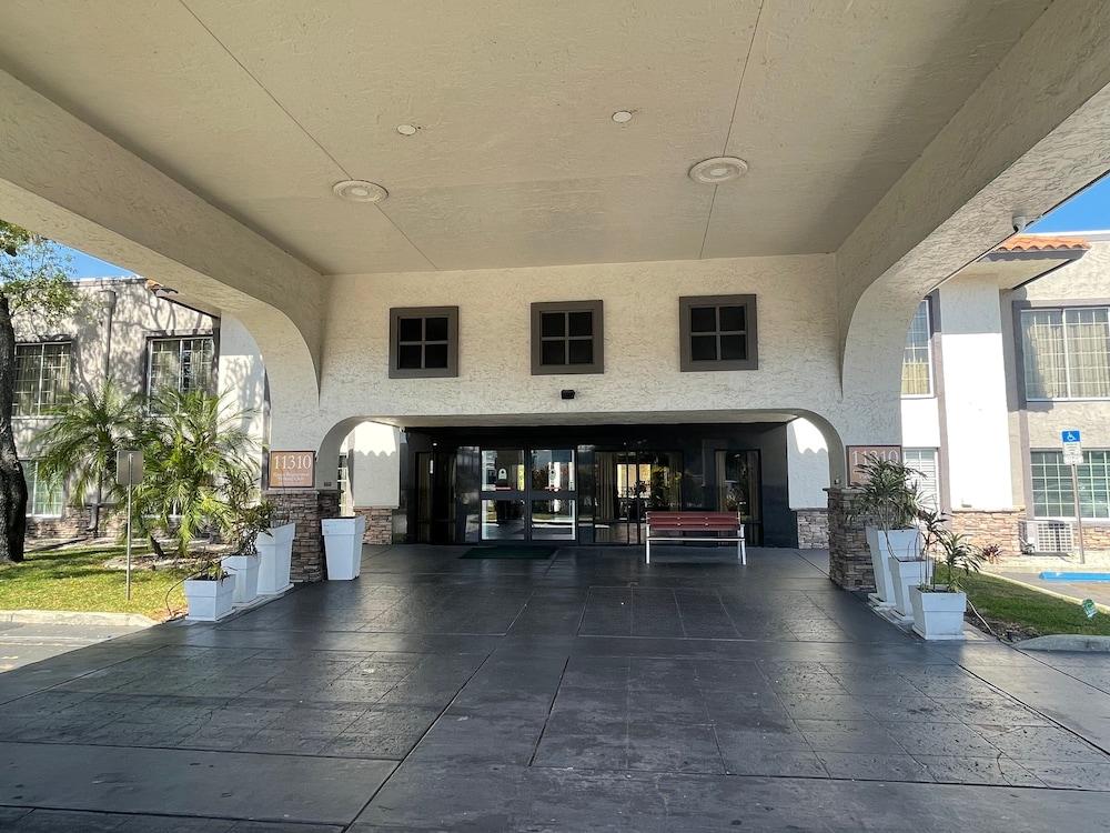 Red Roof Inn Plus & Suites Tampa Ngoại thất bức ảnh
