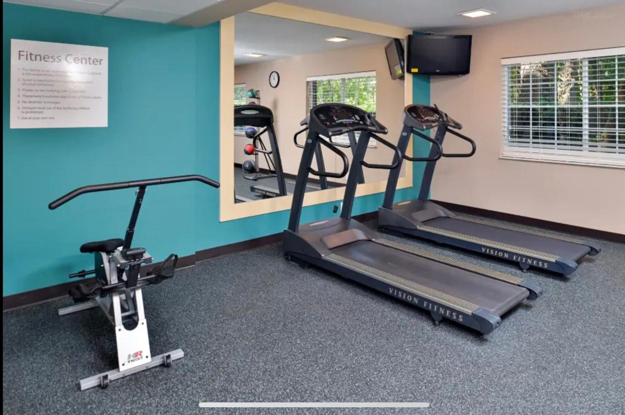Red Roof Inn Plus & Suites Tampa Ngoại thất bức ảnh