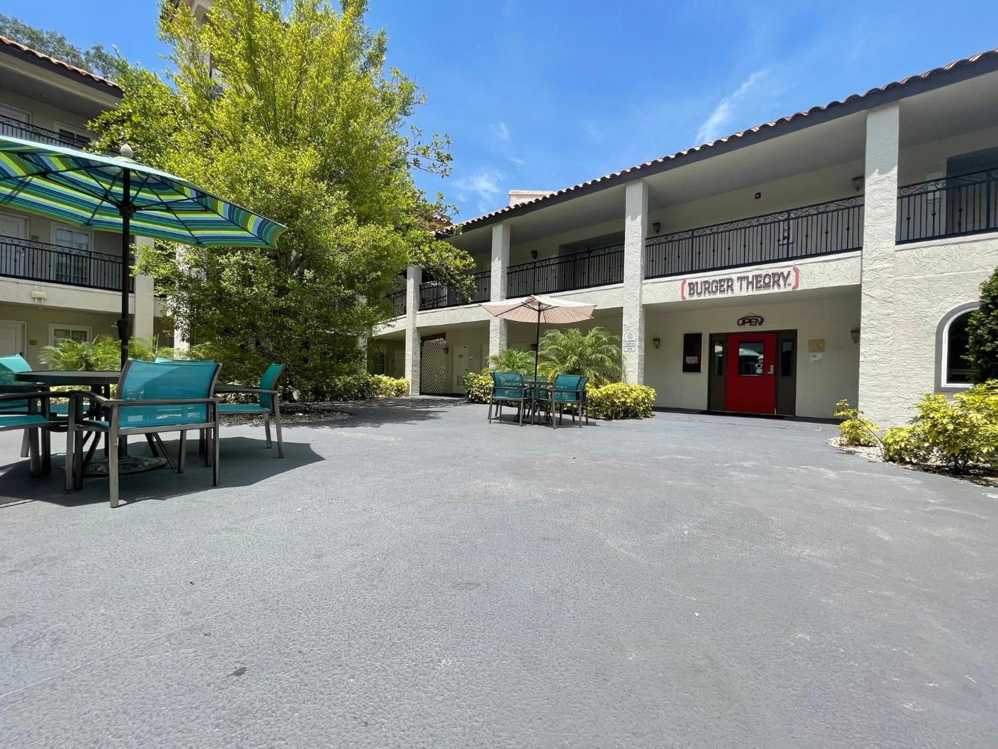 Red Roof Inn Plus & Suites Tampa Ngoại thất bức ảnh