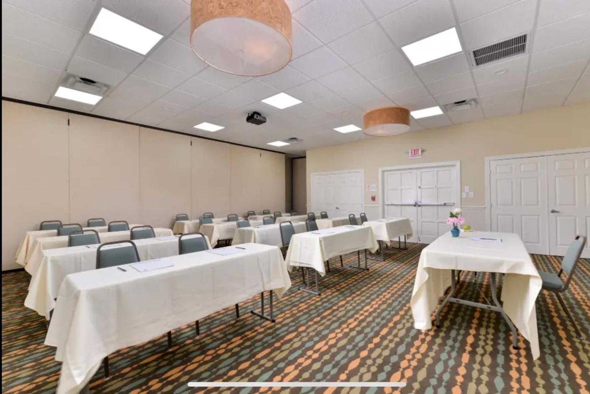 Red Roof Inn Plus & Suites Tampa Ngoại thất bức ảnh