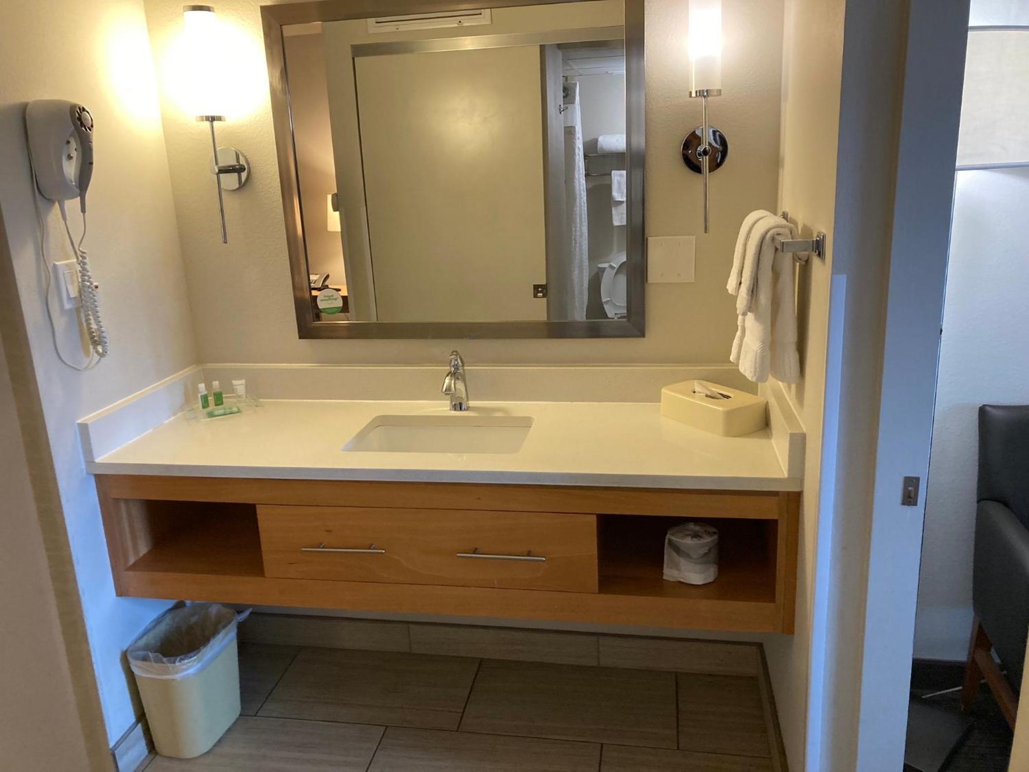 Red Roof Inn Plus & Suites Tampa Ngoại thất bức ảnh