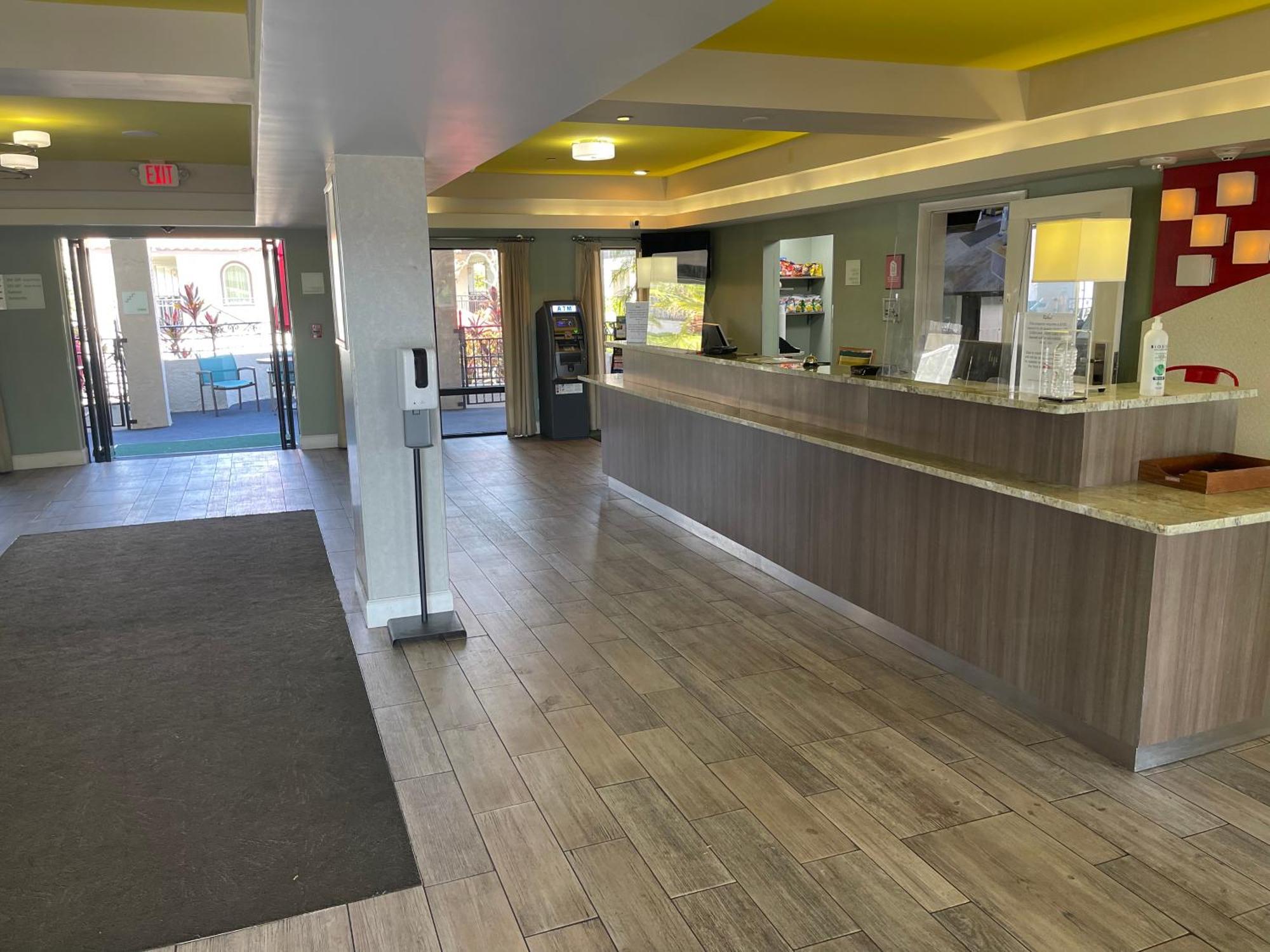 Red Roof Inn Plus & Suites Tampa Ngoại thất bức ảnh