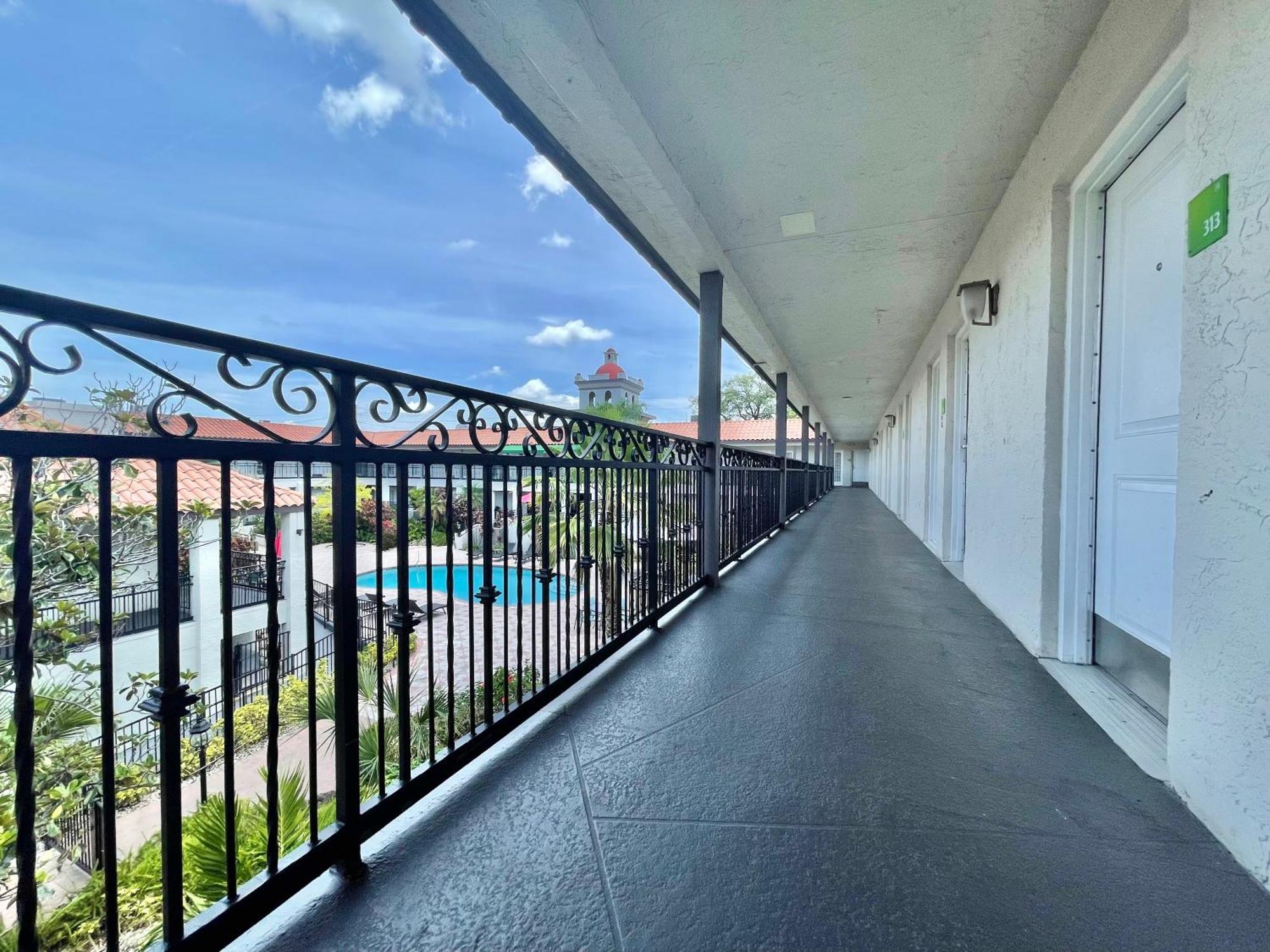 Red Roof Inn Plus & Suites Tampa Ngoại thất bức ảnh
