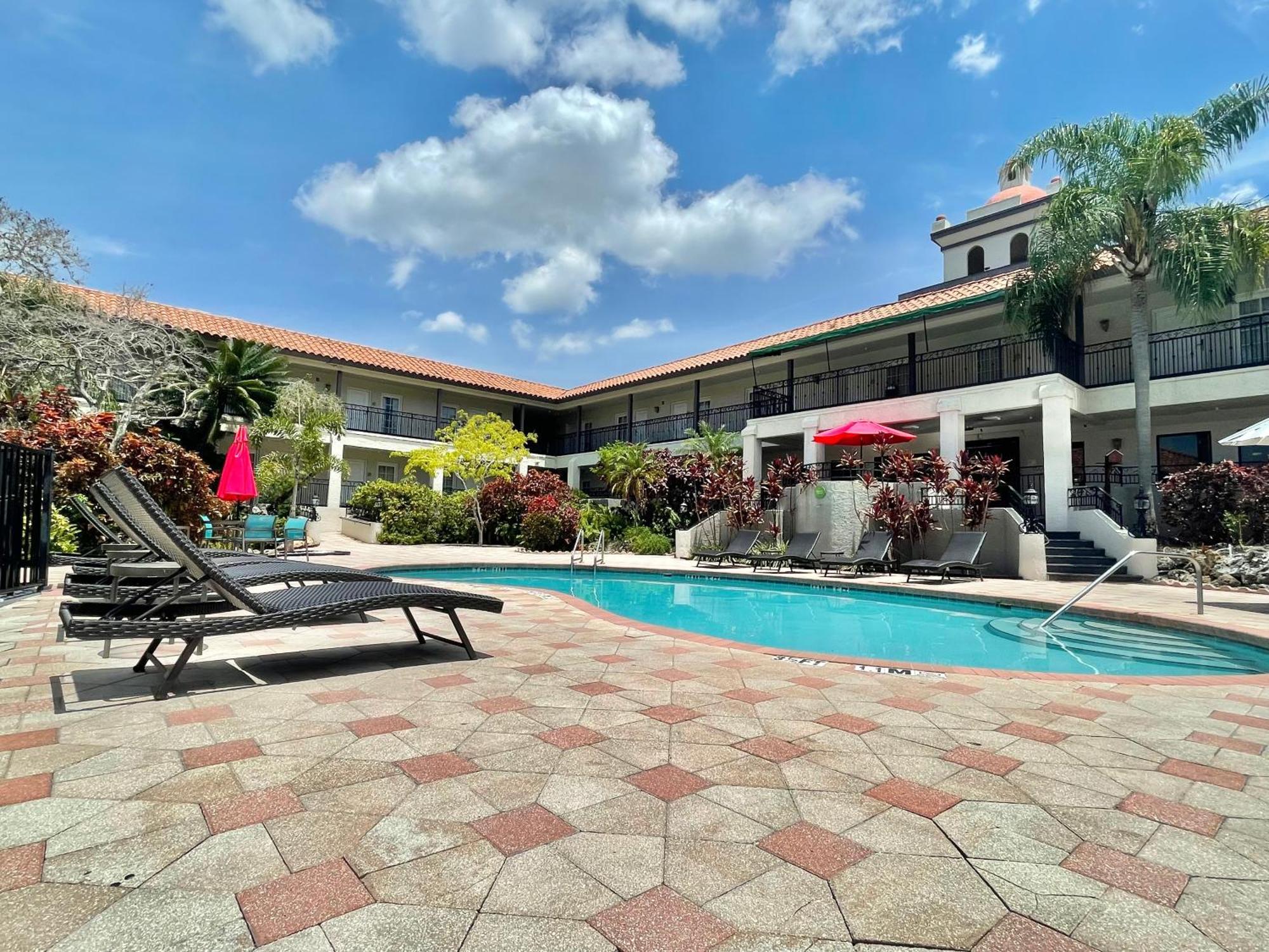 Red Roof Inn Plus & Suites Tampa Ngoại thất bức ảnh