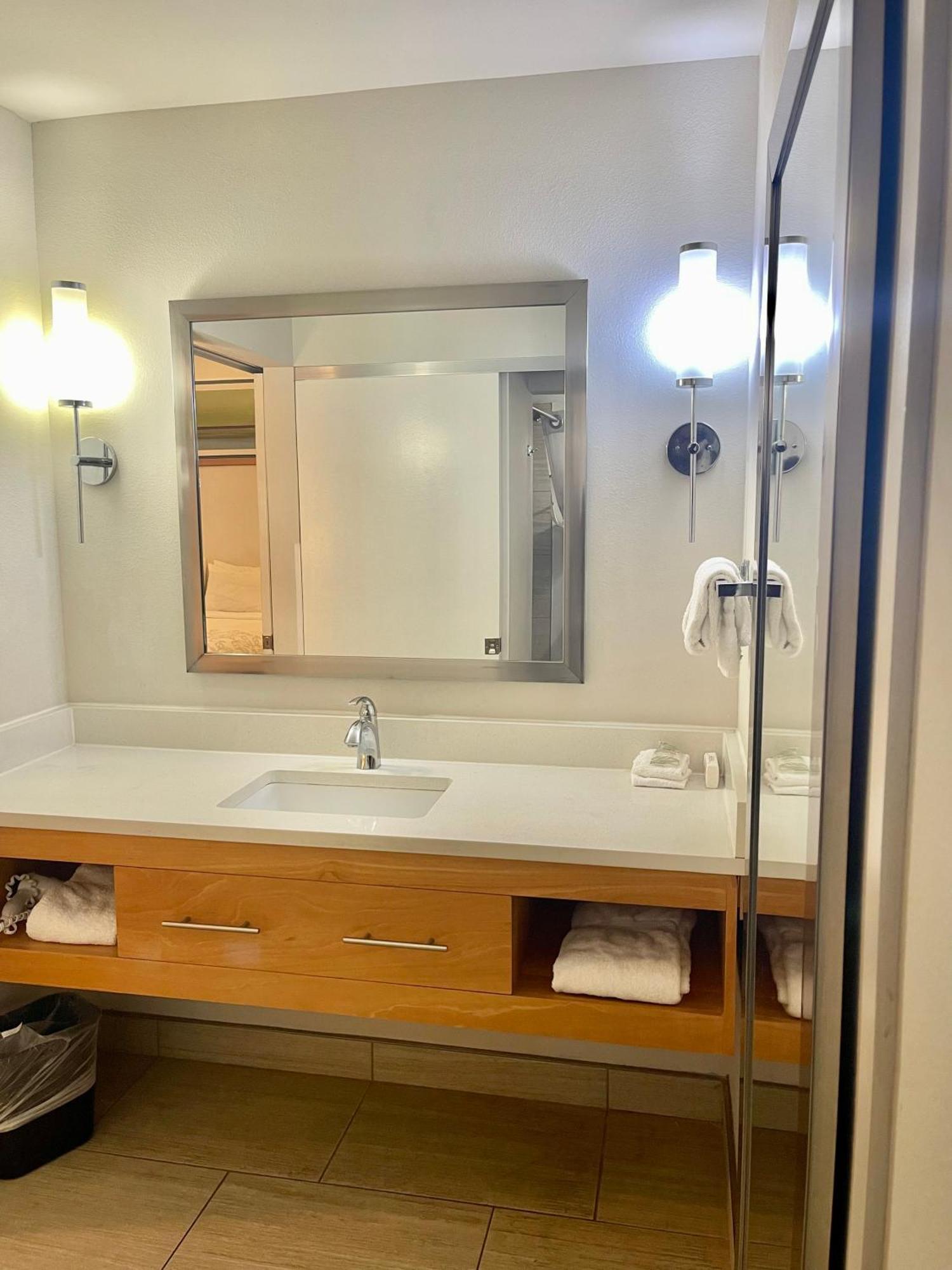 Red Roof Inn Plus & Suites Tampa Phòng bức ảnh