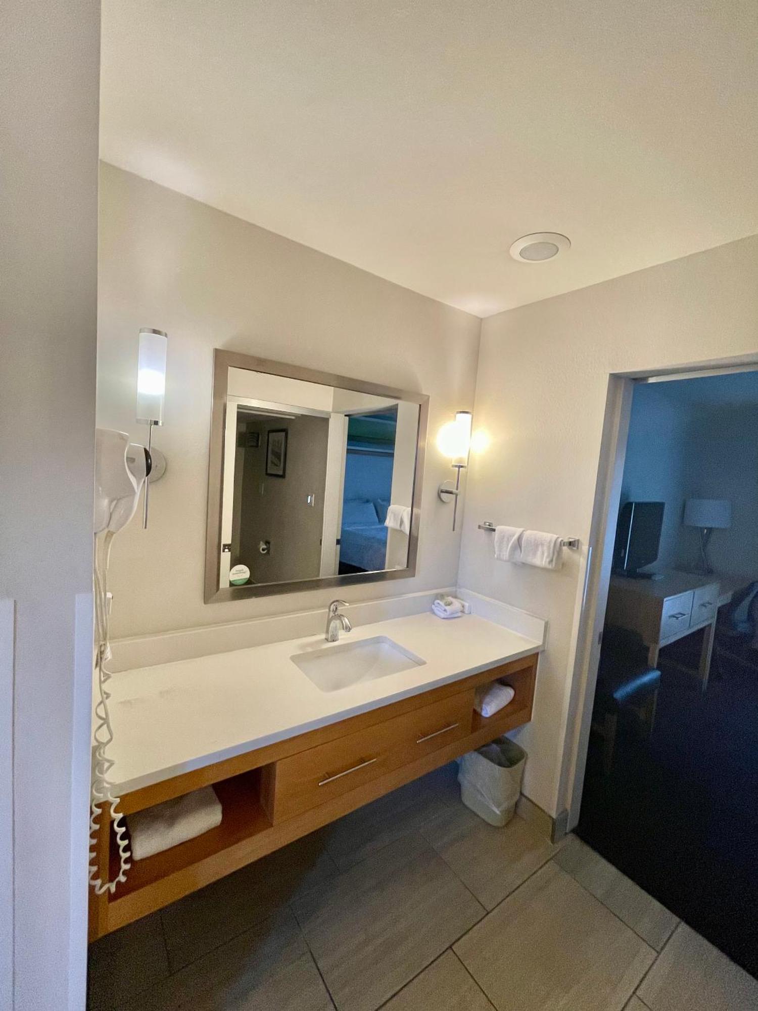 Red Roof Inn Plus & Suites Tampa Phòng bức ảnh